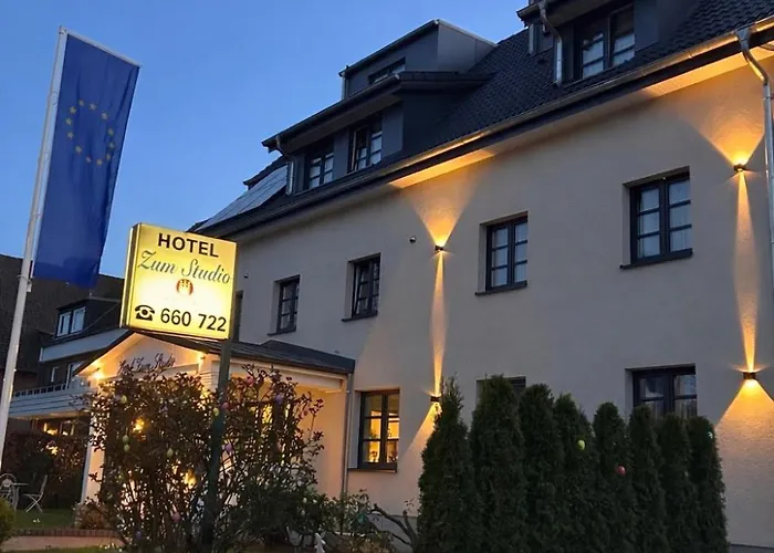 Zum Hotel