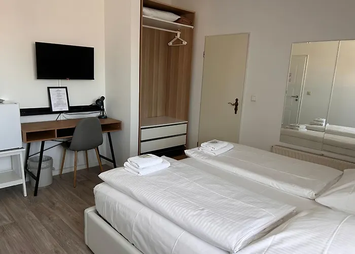Zum Hotel